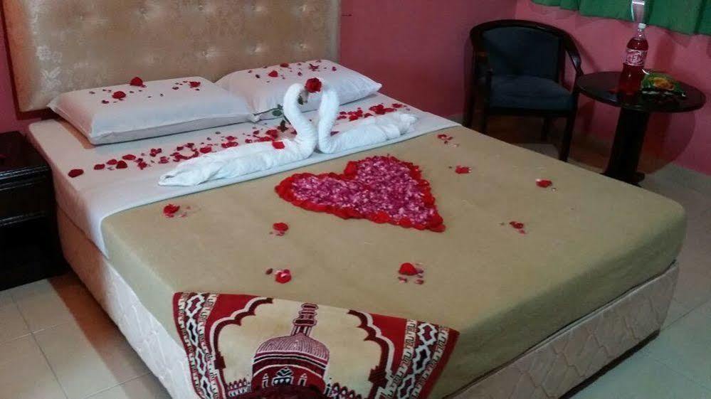 Hji Residensi Hotel Kuah Bagian luar foto